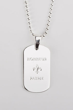 Plaque Honneur Patrie argent 925 massif — portée de face, inspirée des plaques militaires, fabriquée en France
