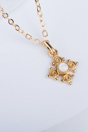 Pendentif Croix de Savoie nacre argent rhodié — porté sur une chaîne, fabriqué en France