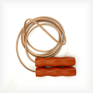 Corde à sauter cuir véritable — vue déployée, poignée ergonomique, fabriquée en France