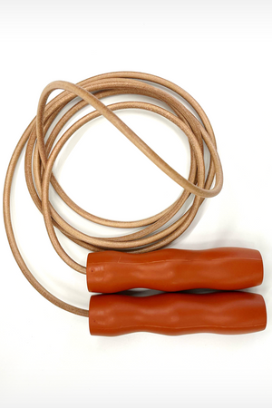 Corde à sauter cuir véritable — vue déployée, poignée ergonomique, fabriquée en France