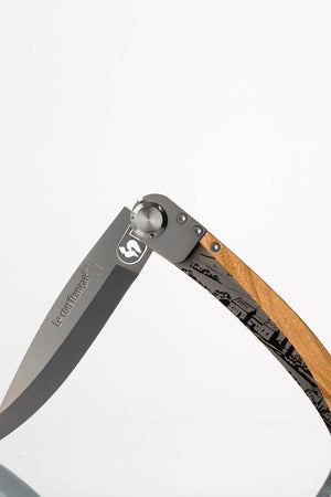 Couteau de poche inox bois d'olivier — fermé sur fond clair, fabriqué en France