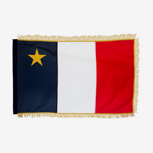 Drapeau d'Acadie coton avec frange dorée — vue de face, fabriqué en Provence