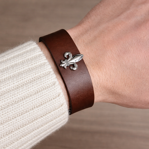 Bracelet cuir marron Fleur de Lys — détail de la fleur de lys en laiton, fabriqué dans le Tarn