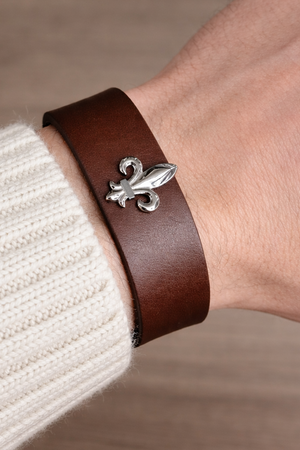 Bracelet cuir marron Fleur de Lys — détail de la fleur de lys en laiton, fabriqué dans le Tarn