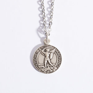Médaille Saint Michel Archange argent vieilli 925 — vue de face, fabriquée en Maine-et-Loire