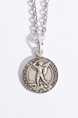 Médaille Saint Michel Archange argent vieilli 925 — vue de face, fabriquée en Maine-et-Loire