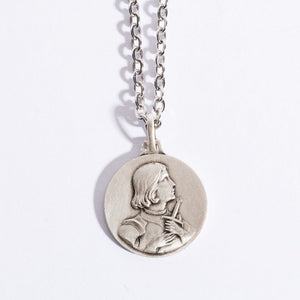 Médaille Sainte Jeanne d'Arc argent vieilli 925 — vue de face en armure avec épée, fabriquée en France