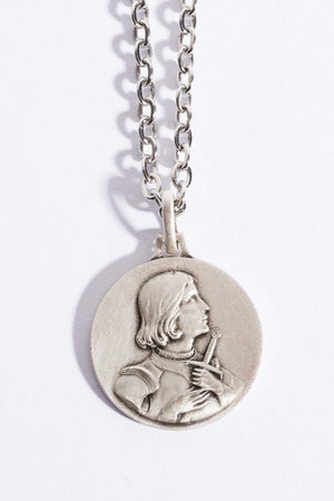 Médaille Sainte Jeanne d'Arc argent vieilli 925 — vue de face en armure avec épée, fabriquée en France