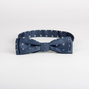Nœud papillon Croix Templière — porté sur une chemise, fabriqué en France