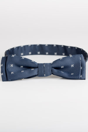 Nœud papillon Croix Templière — porté sur une chemise, fabriqué en France