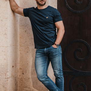 T-shirt Oriflamme bleu marine — vue de face sur fond clair, broderie Oriflamme, fabriqué en Provence