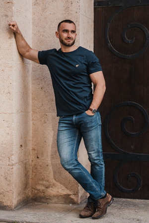 T-shirt Oriflamme bleu marine — vue de face sur fond clair, broderie Oriflamme, fabriqué en Provence