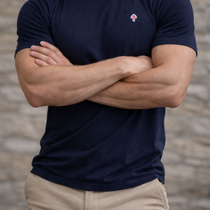 T-shirt Croix de Lorraine noir — vue de face sur fond gris, broderie Croix de Lorraine, fabriqué en Provence