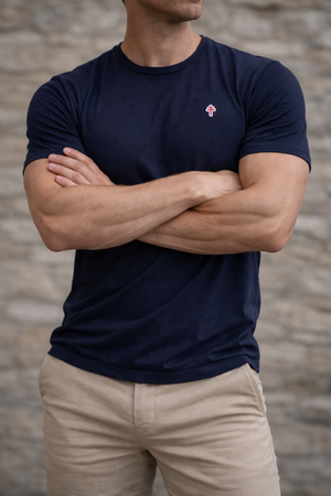 T-shirt Croix de Lorraine noir — vue de face sur fond gris, broderie Croix de Lorraine, fabriqué en Provence