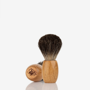 Blaireau de rasage poil gris et bois de chêne — vue de face, fabriqué dans le Puy-de-Dôme