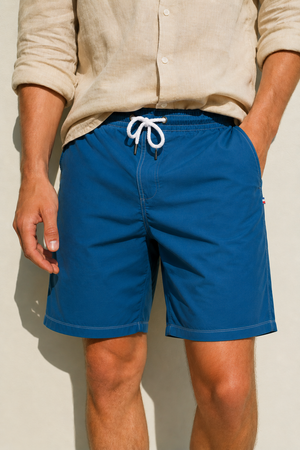 Short de bain Terre de France porté de face — tissu technique séchage rapide, fabriqué en France (Isère + Yvelines)