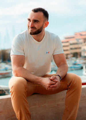 T-shirt Le Tricolore blanc — vue de face sur fond gris, broderie tricolore, fabriqué en Provence