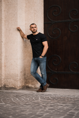 T-shirt Le Tricolore noir — vue de face sur fond gris, broderie tricolore, fabriqué en Provence