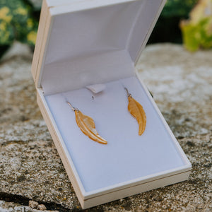 Boucles d'oreilles L'Envol en nacre Pinctada Maxima — vue de face, sculptées à la main, fabriquées en France