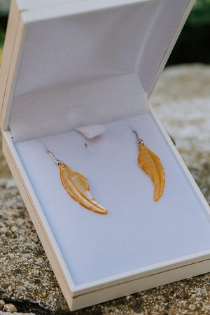 Boucles d'oreilles L'Envol en nacre Pinctada Maxima — vue de face, sculptées à la main, fabriquées en France