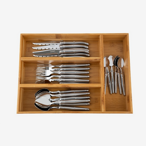 Ménagère 24 couverts Laguiole inox — vue d'ensemble sur fond gris, fabriquée en France