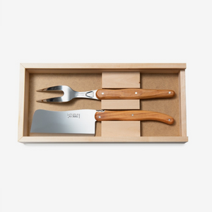 Couverts à fromage Laguiole — couperet et fourchette inox sur fond gris, bois d'olivier, fabriqués en France