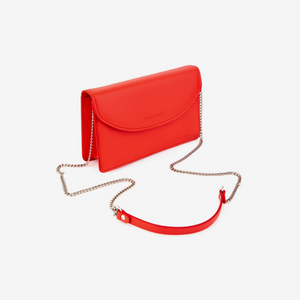Pochette femme cuir français — vue de face sur fond gris, fabriquée en France
