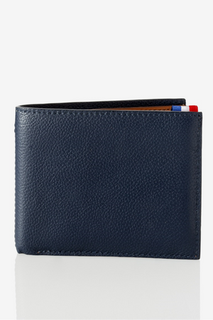 Portefeuille homme cuir français — fermé sur fond gris, robuste et élégant, fabriqué en France
